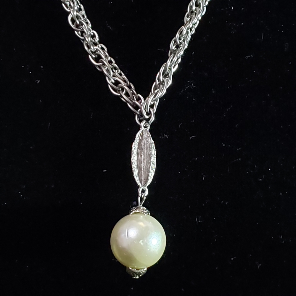Faux pearl silver chained necklace
